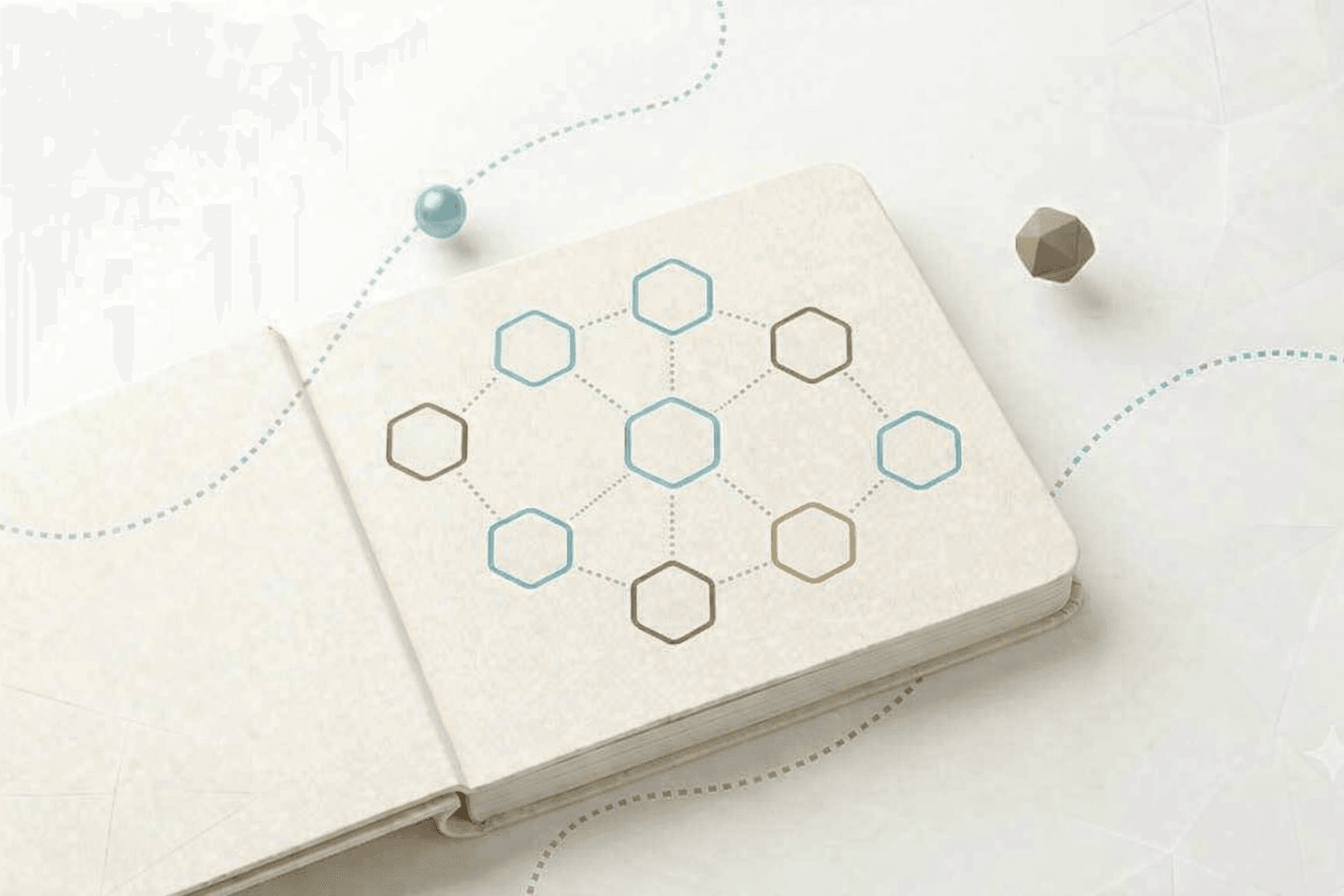 Esquema hexagonal interconectado en un cuaderno que ilustra cómo capacitar líderes para el bienestar organizacional y la gestión de equipos.